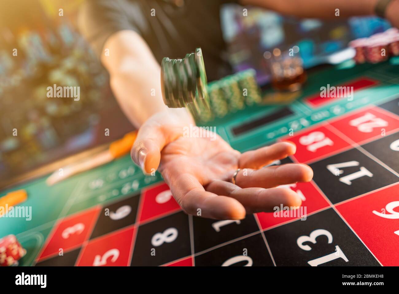 Mann beim Roulette im Casino - flache Schärfentiefe Stockfoto