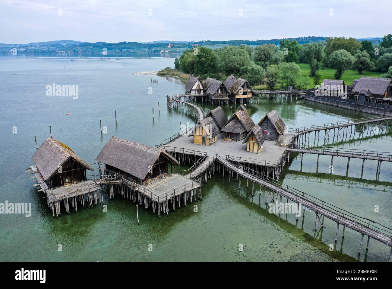 Unteruhldingen, Deutschland. Mai 2020. Das Seenhaus-Museum befindet sich am Ortsrand des Dorfes im Bodensee. Am 15.05.2020 öffnet das Pfahlbehausungsmuseum wieder. (Aufnahme mit Drohne) Quelle: Felix Kästle/dpa/Alamy Live News Stockfoto