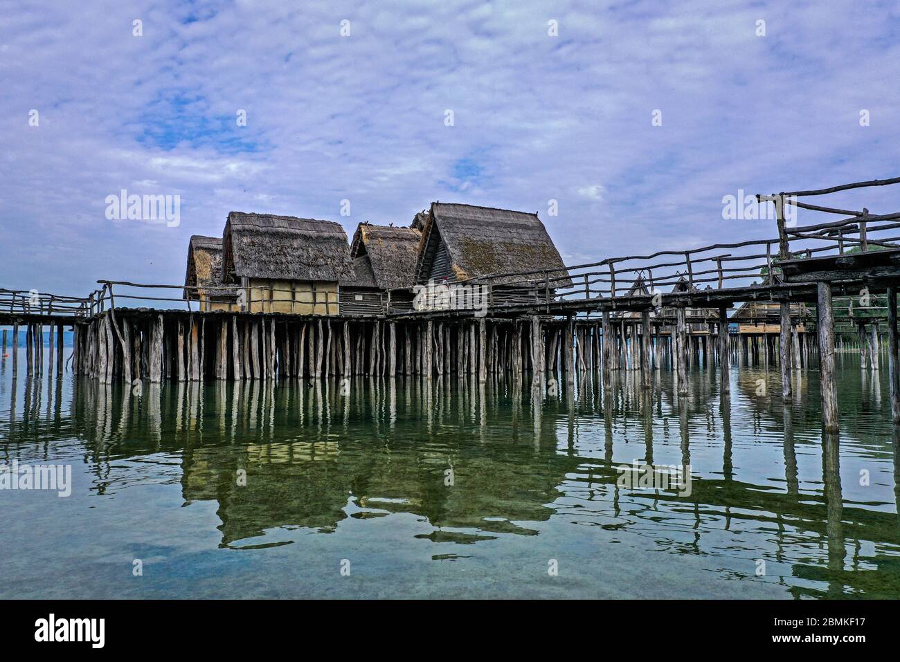 Unteruhldingen, Deutschland. Mai 2020. Das Seenhaus-Museum befindet sich am Ortsrand des Dorfes im Bodensee. Am 15.05.2020 öffnet das Pfahlbehausungsmuseum wieder. (Aufnahme mit Drohne) Quelle: Felix Kästle/dpa/Alamy Live News Stockfoto