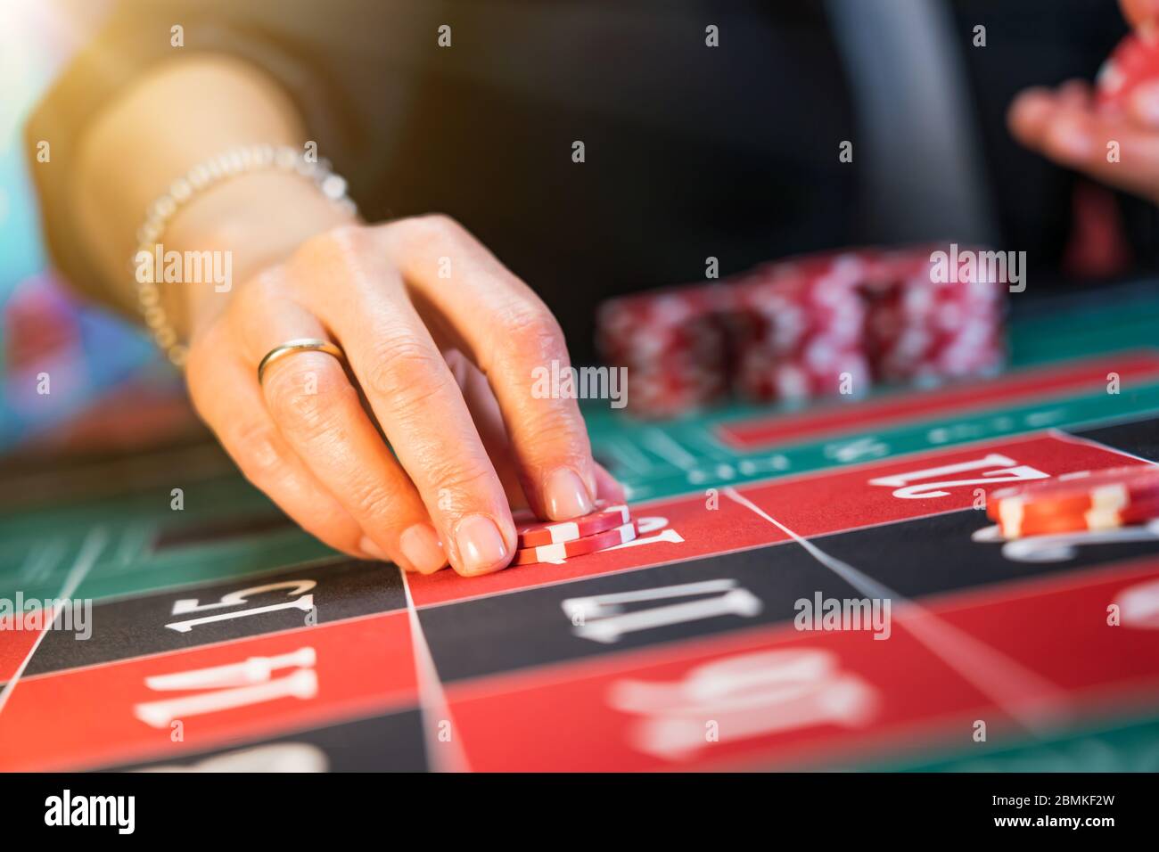 Frau beim Roulette im Casino - flache Schärfentiefe Stockfoto