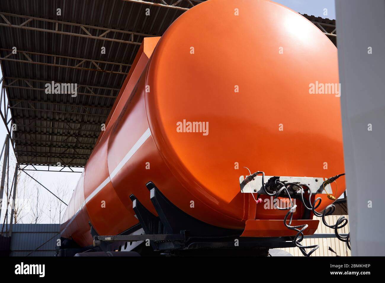 Spezialfahrzeug für den Transport von Wasser und anderen technischen Flüssigkeiten oder Gas, LKW mit Tank Stockfoto