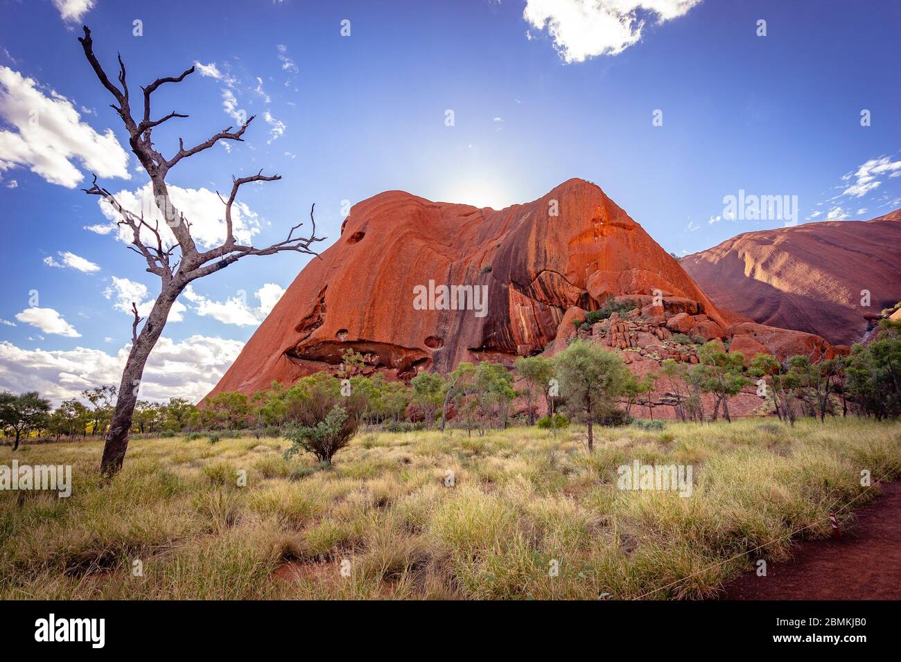 Spazieren Sie um den Uluru-Berg am Ayers Rock, Northern Territory, Australien Stockfoto