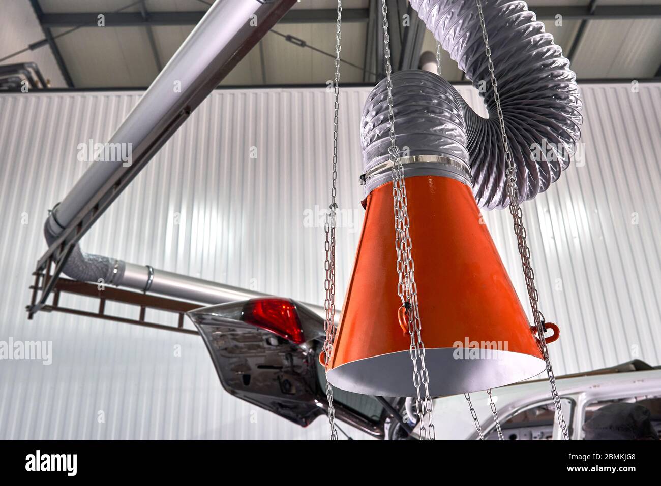 Haube eines industriellen Luftabsaugers in der Autowerkstatt Stockfoto