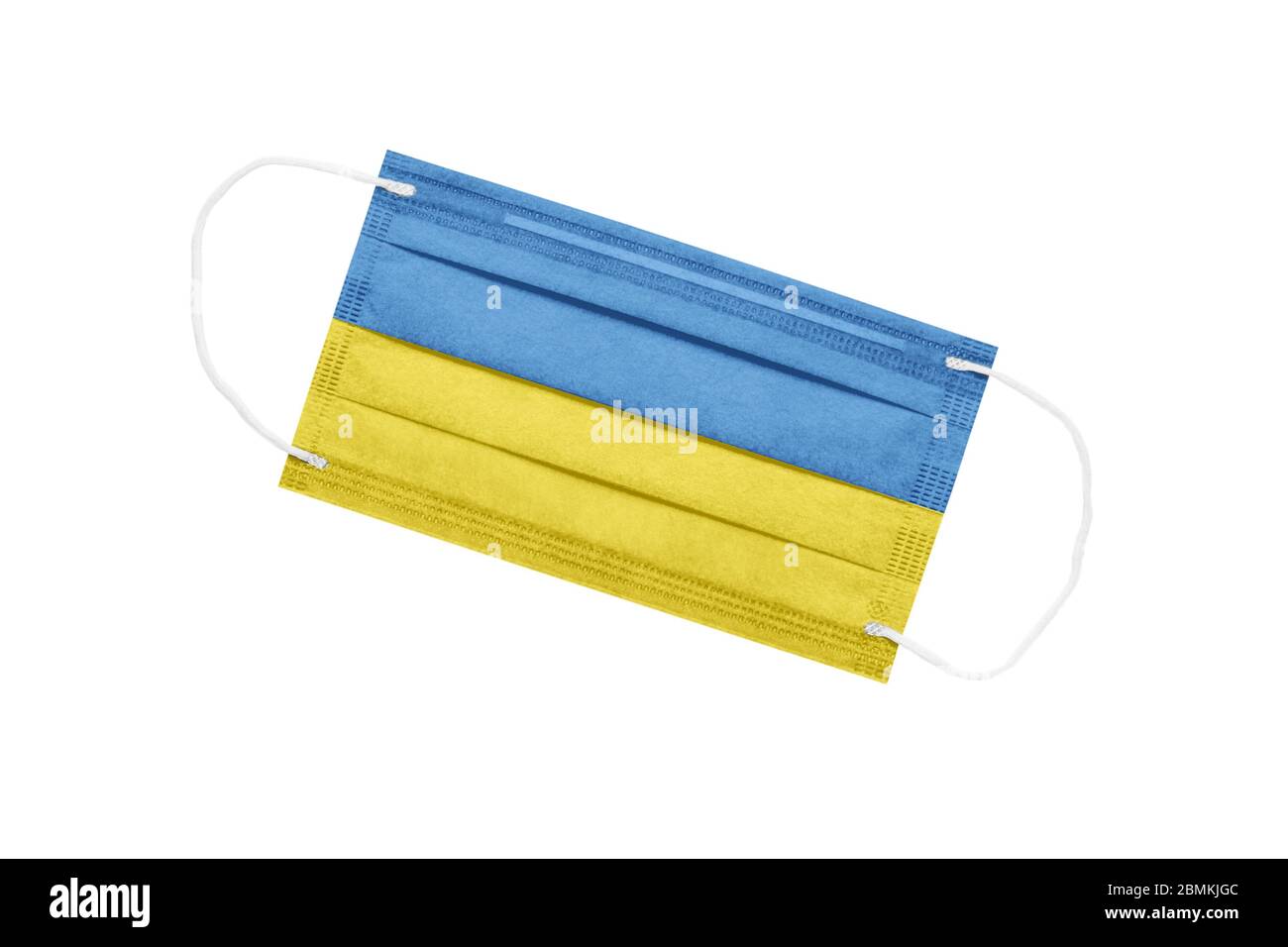 Medizinische Maske mit der Flagge der Ukraine isoliert auf weißem Hintergrund. Das Konzept einer Pandemie in der Ukraine. Coronavirus Ausbruch Attribut in der Ukraine. M Stockfoto