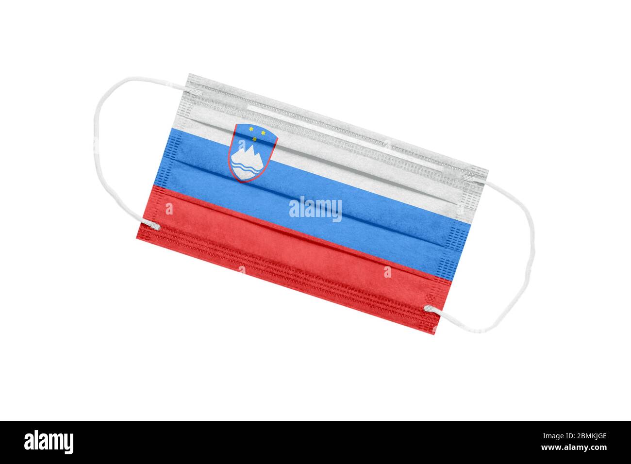 Medizinische Maske mit Flagge von Slowenien isoliert auf weißem Hintergrund. Konzept der Pandemie in Slowenien. Coronavirus Ausbruch Attribut in Slowenien. Medizin in SL Stockfoto