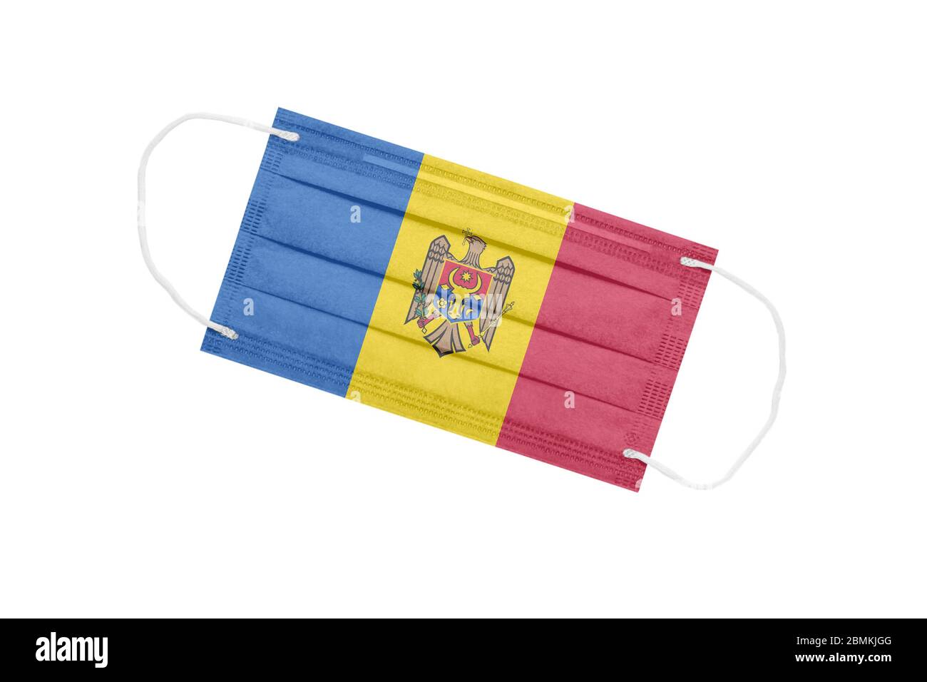 Medizinische Maske mit Flagge von Moldawien auf weißem Hintergrund isoliert. Moldawien Pandemie Konzept. Attribut eines Ausbruch des Coronavirus in Moldawien. Medizin i Stockfoto