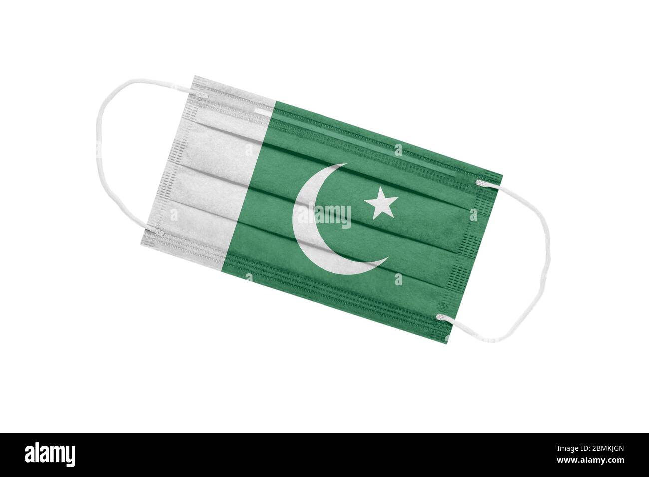 Medizinische Maske mit Flagge von Pakistan isoliert auf weißem Hintergrund. Konzept der Pandemie in Pakistan. Attribut des Coronavirus Ausbruch in Pakistan. Medizin Stockfoto