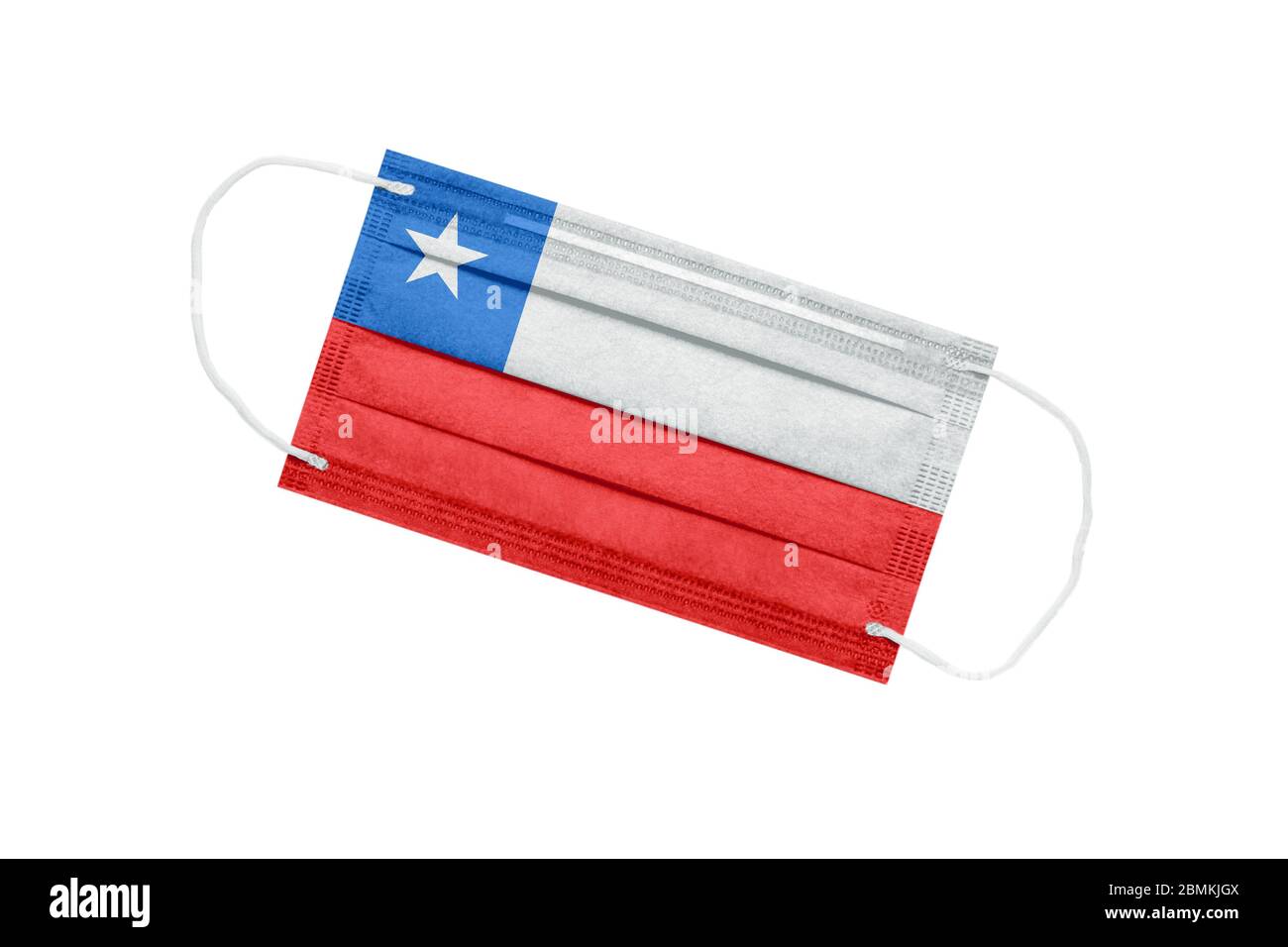 Medizinische Maske mit Flagge von chile isoliert auf weißem Hintergrund. Konzept der Pandemie in Chile. Coronavirus Outbreak Attribut in Chile. Medizin in Chili. Stockfoto
