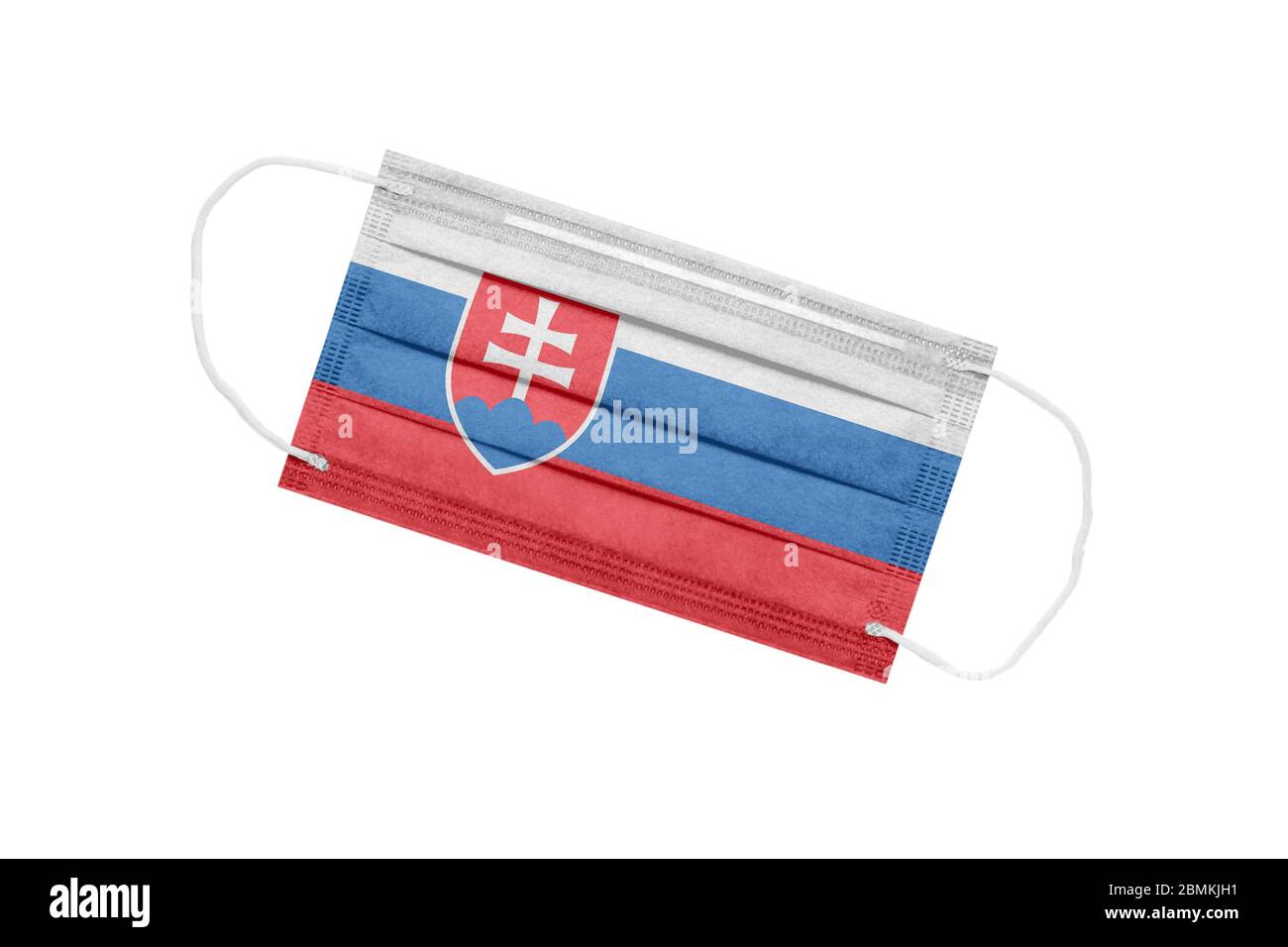 Medizinische Maske mit Flagge der Slowakei isoliert auf weißem Hintergrund. Konzept der Pandemie in der Slowakei. Coronavirus Ausbruch Attribut in der Slowakei. Medizin in SL Stockfoto