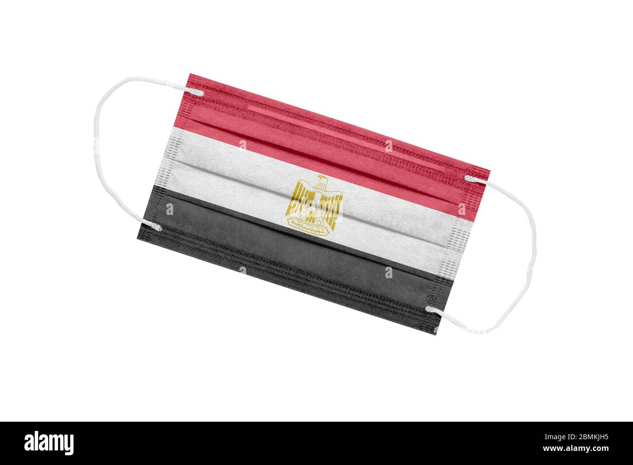 Medizinische Maske mit Flagge von ägypten isoliert auf weißem Hintergrund. Das Konzept der Pandemie in Ägypten. Attribut eines Coronavirus-Ausbruchs in Ägypten. Medi Stockfoto