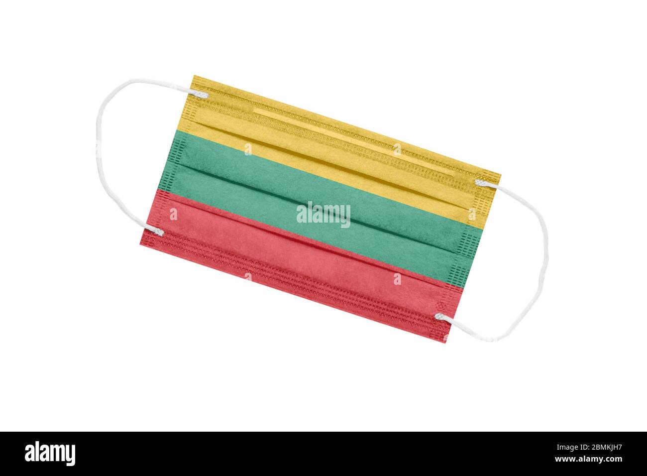 Medizinische Maske mit Flagge Litauens auf weißem Hintergrund isoliert. Das Konzept der Pandemie in Litauen. Attribut eines Coronavirus-Ausbruchs in L Stockfoto