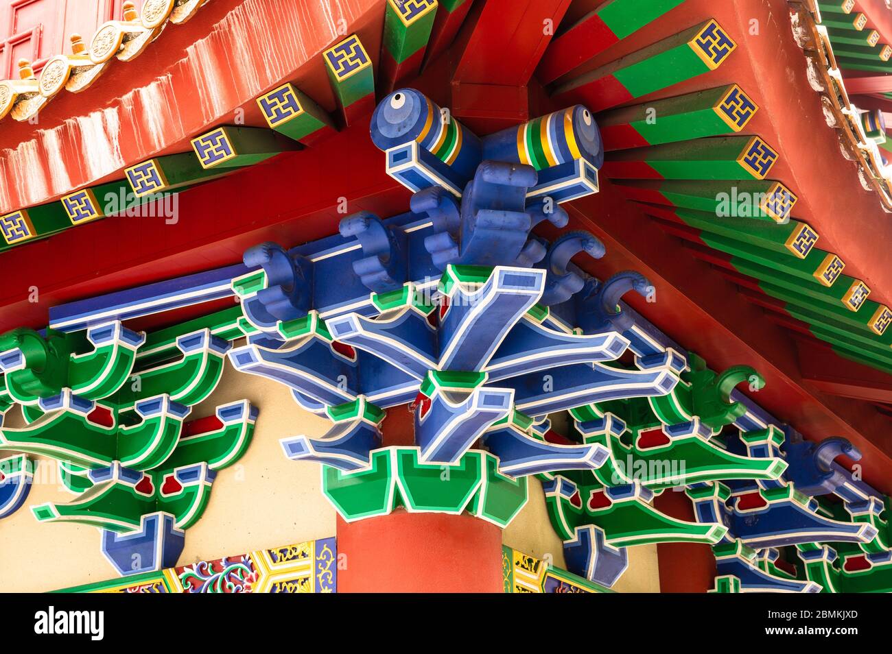 Details zum Dach des Klosters Po Lin bei Ngong Ping auf der Insel Lantau, Hongkong Stockfoto