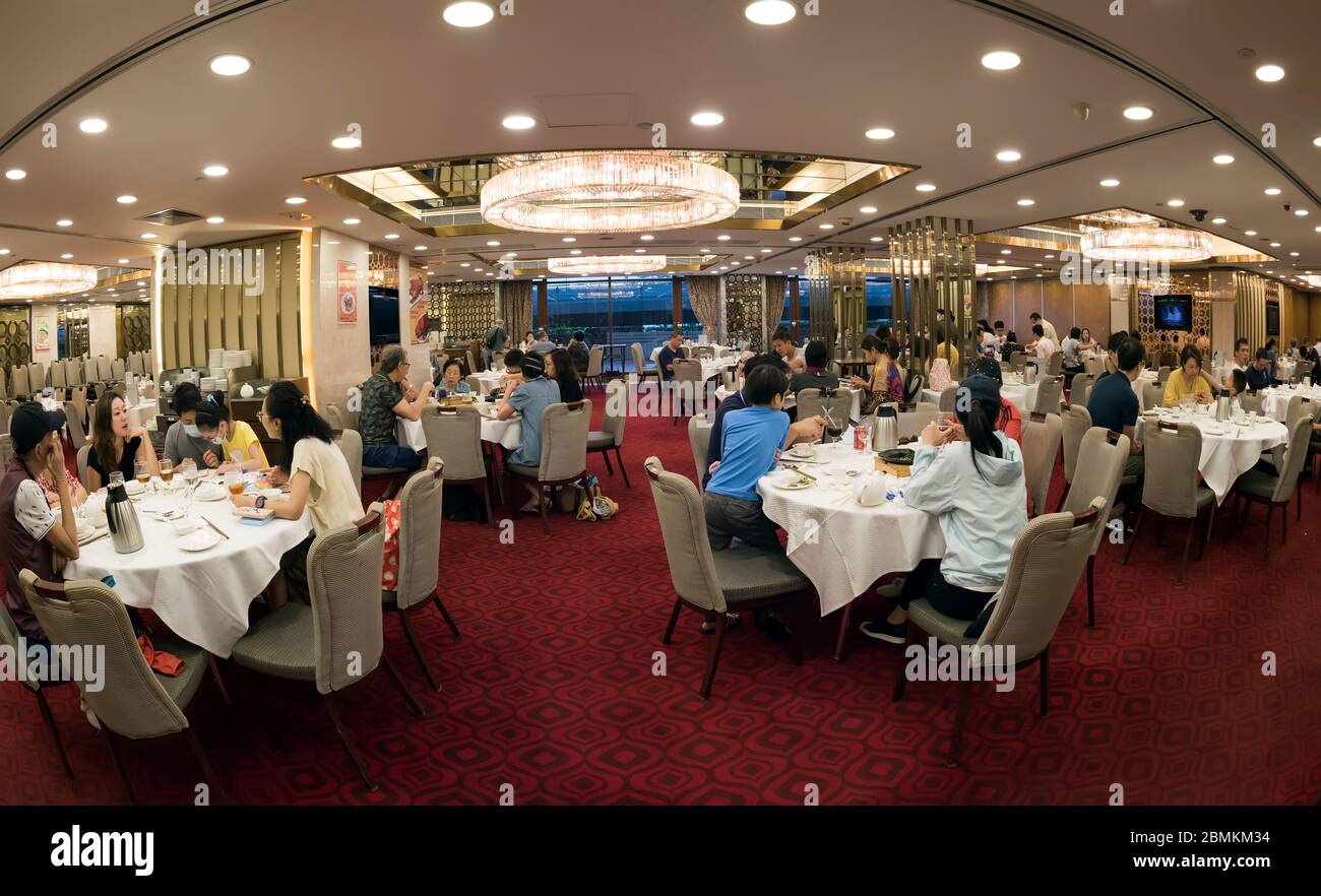 Chinesische Restaurants beginnen wieder zu öffnen, aber immer noch mit sozialen Distanzierungsregeln, um die Ausbreitung von Covid-19, Hongkong, China zu bekämpfen. Stockfoto