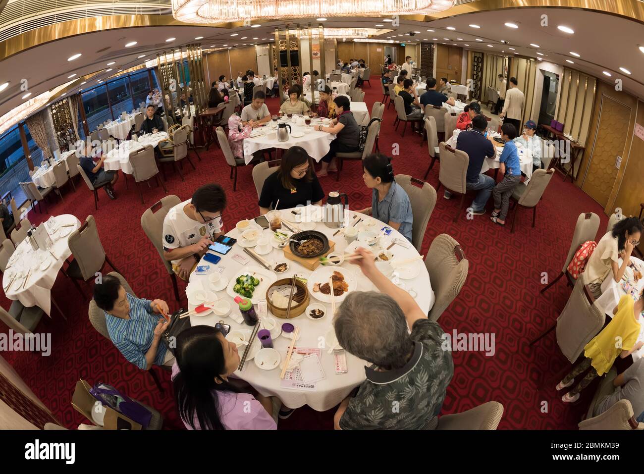 Chinesische Restaurants beginnen wieder zu öffnen, aber immer noch mit sozialen Distanzierungsregeln, um die Ausbreitung von Covid-19, Hongkong, China zu bekämpfen. Stockfoto