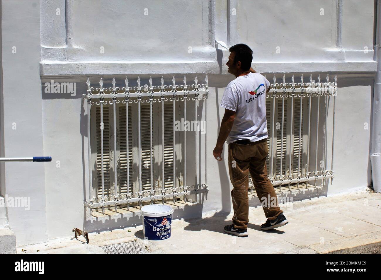 Männer bei der Arbeit, die Außenwand eines Hauses in Weiß malen - Athen, Griechenland, 6. Mai 2020. Stockfoto