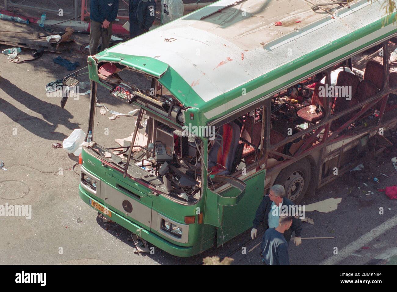 Israel, Jerusalem, 29. Januar 2004. Israelische Polizisten inspizieren das Wrack eines Egged-Busses #19, der von einem palästinensischen Selbstmordattentäter angegriffen wurde, der sich selbst in die Luft sprengte und 11 Menschen tötete und über 50 Menschen in Rehavia, Westjerusalem, Israel, verletzte Stockfoto