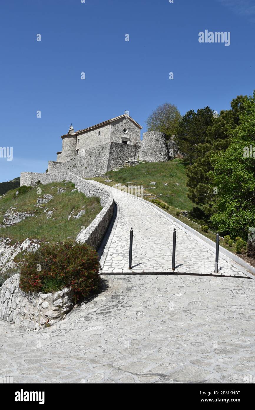 Die Zufahrtsstraße zum Schloss Letino in der Provinz Caserta. Stockfoto