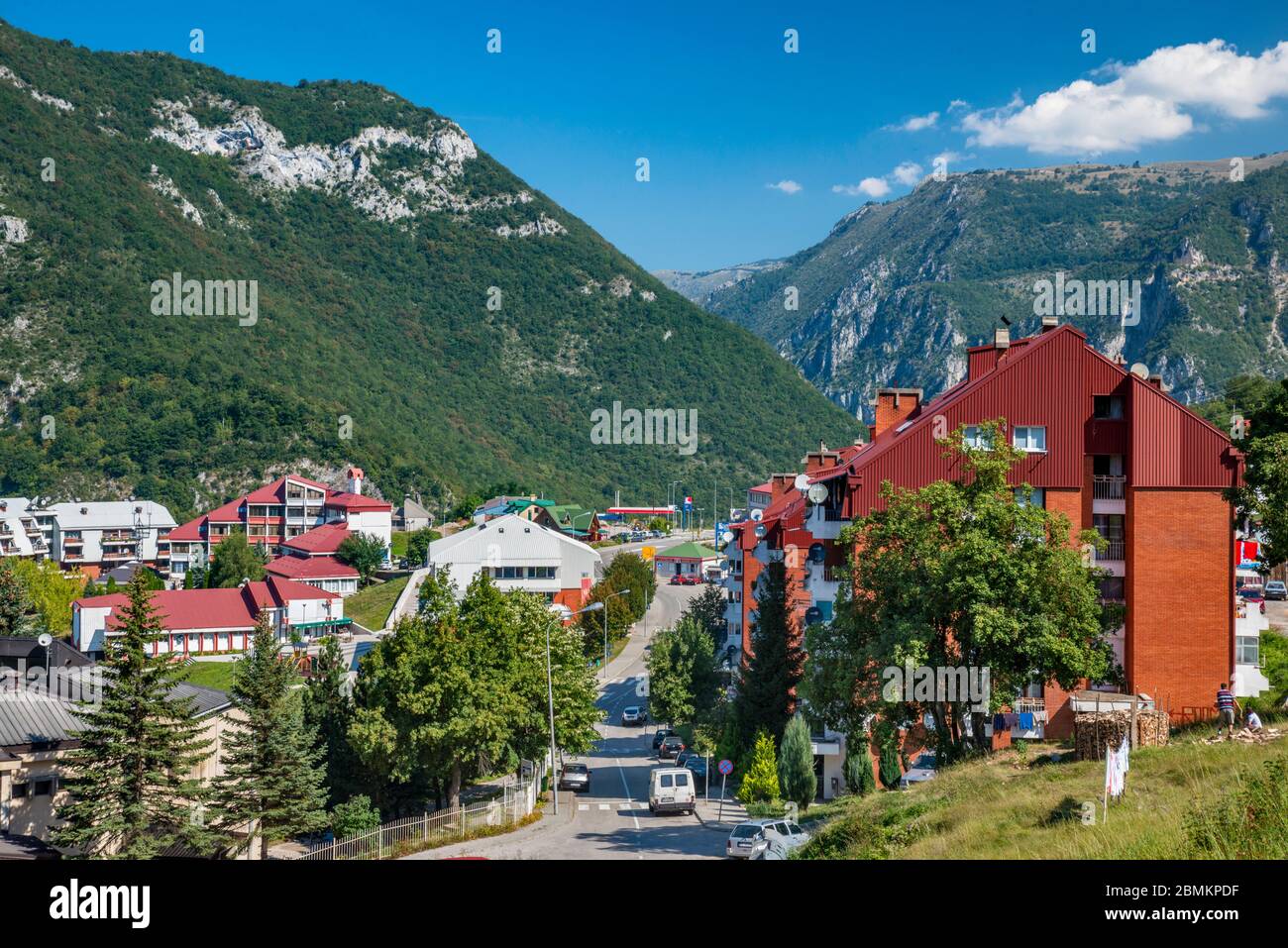 Stadt Pluzine am Piva See (Pivsko jezero), in Piva Canyon, Montenegro, Südosteuropa Stockfoto