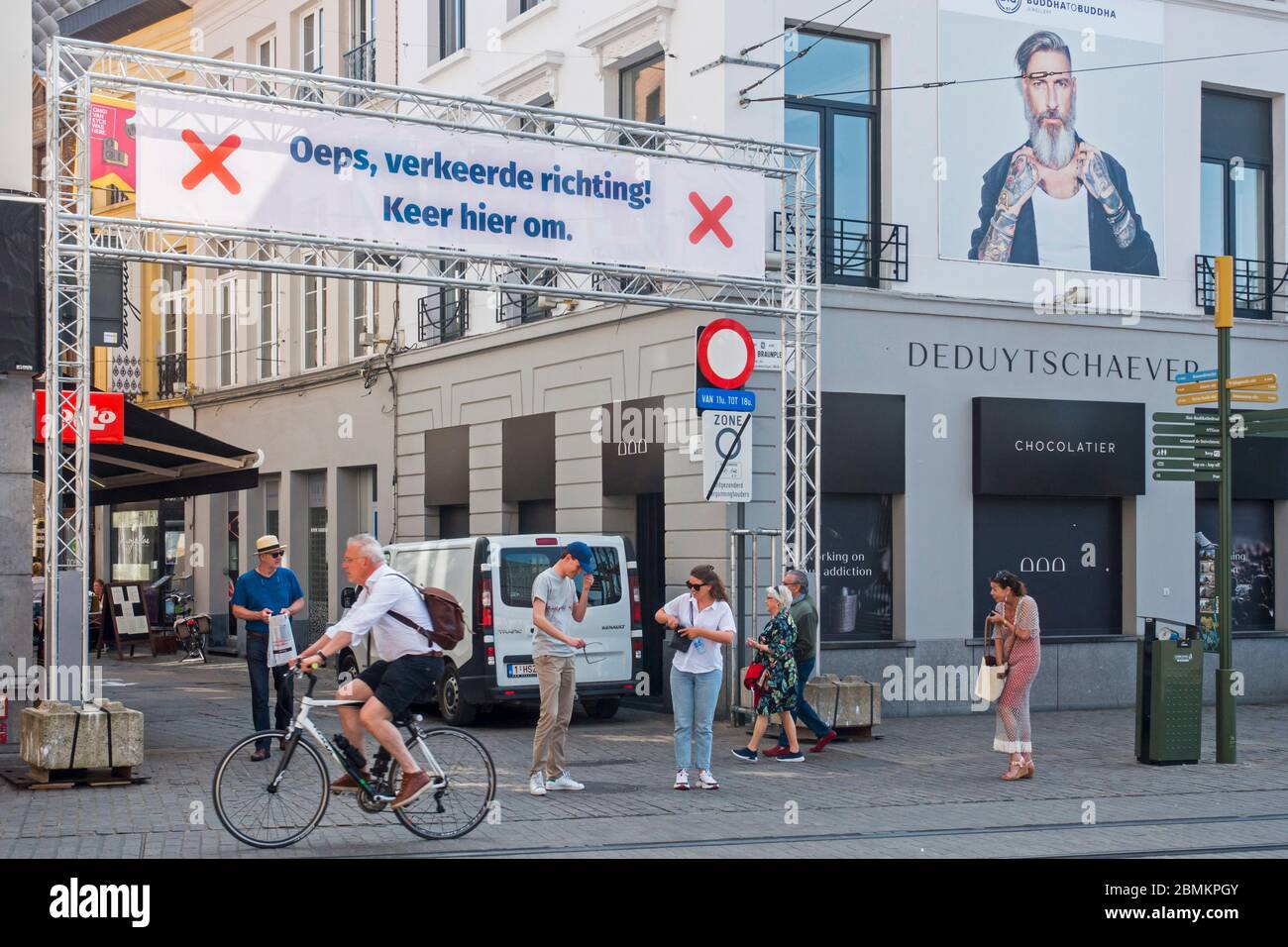 Banner mit Wegweiserkennung für Einkäufer in der Einkaufsstraße während 2020 COVID-19 / Coronavirus Pandemie, Gent, Belgien Stockfoto