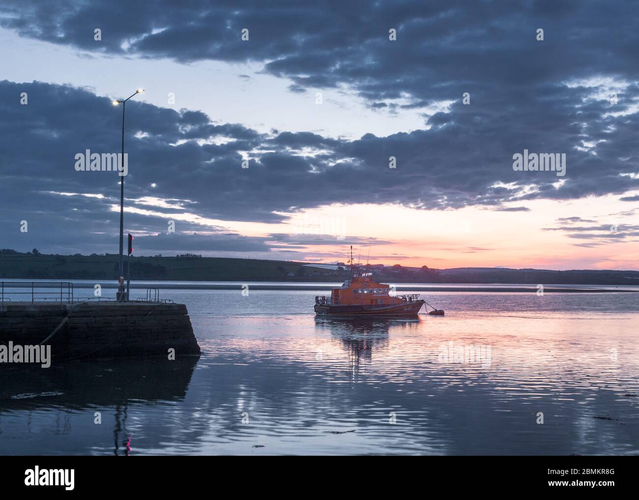 Courtmacsherry, Cork, Irland. Mai 2020. RNLI Rettungsboot Frederick Story Cockburn liegt bei Tagesanbruch im Courtmacsherry Harbour, Co. Cork, Irland. - Credit; David Creedon / Alamy Live News Stockfoto