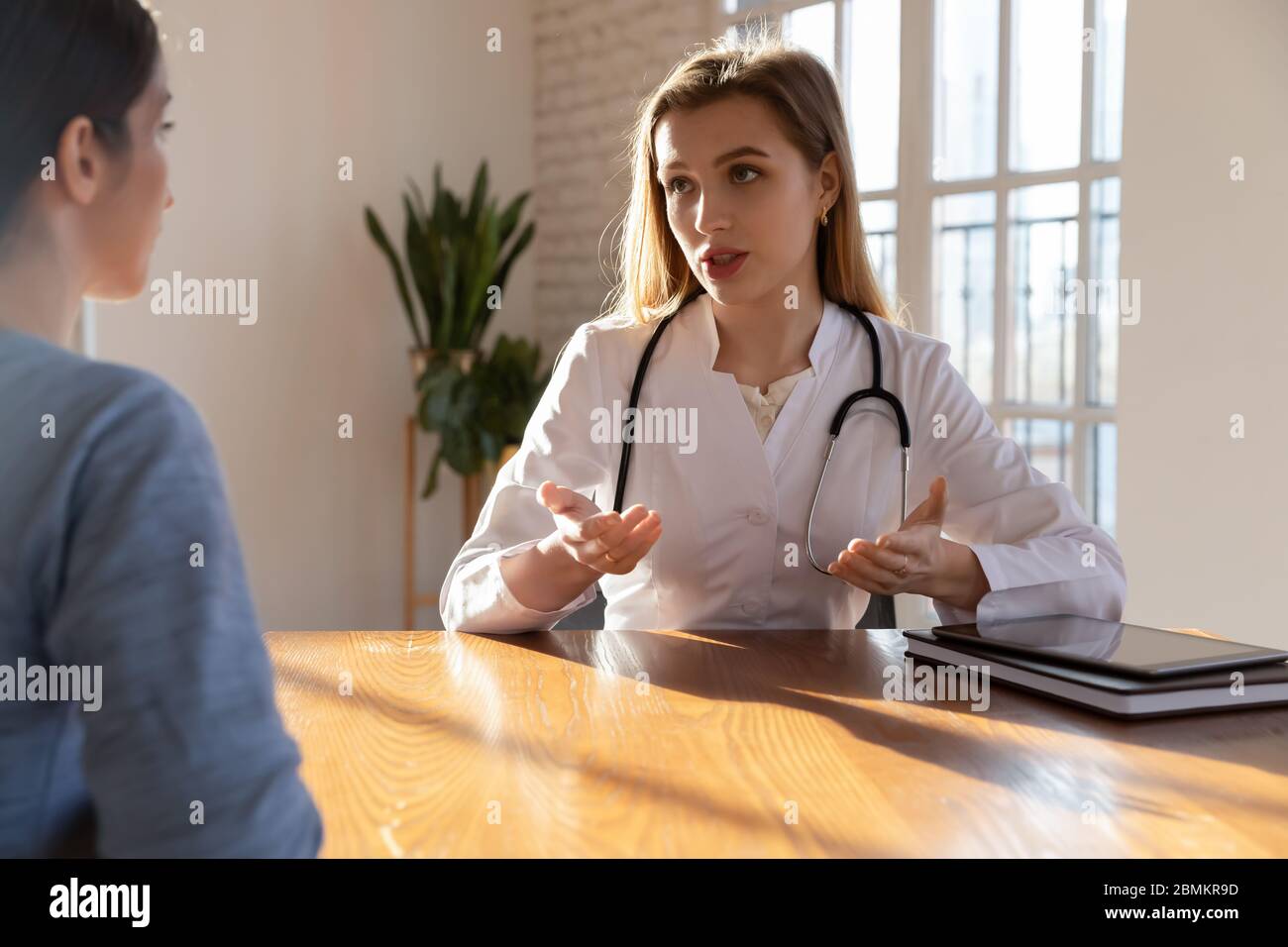 Ärztin konsultieren Frau Patientin bei Krankenhaus Termin Stockfoto