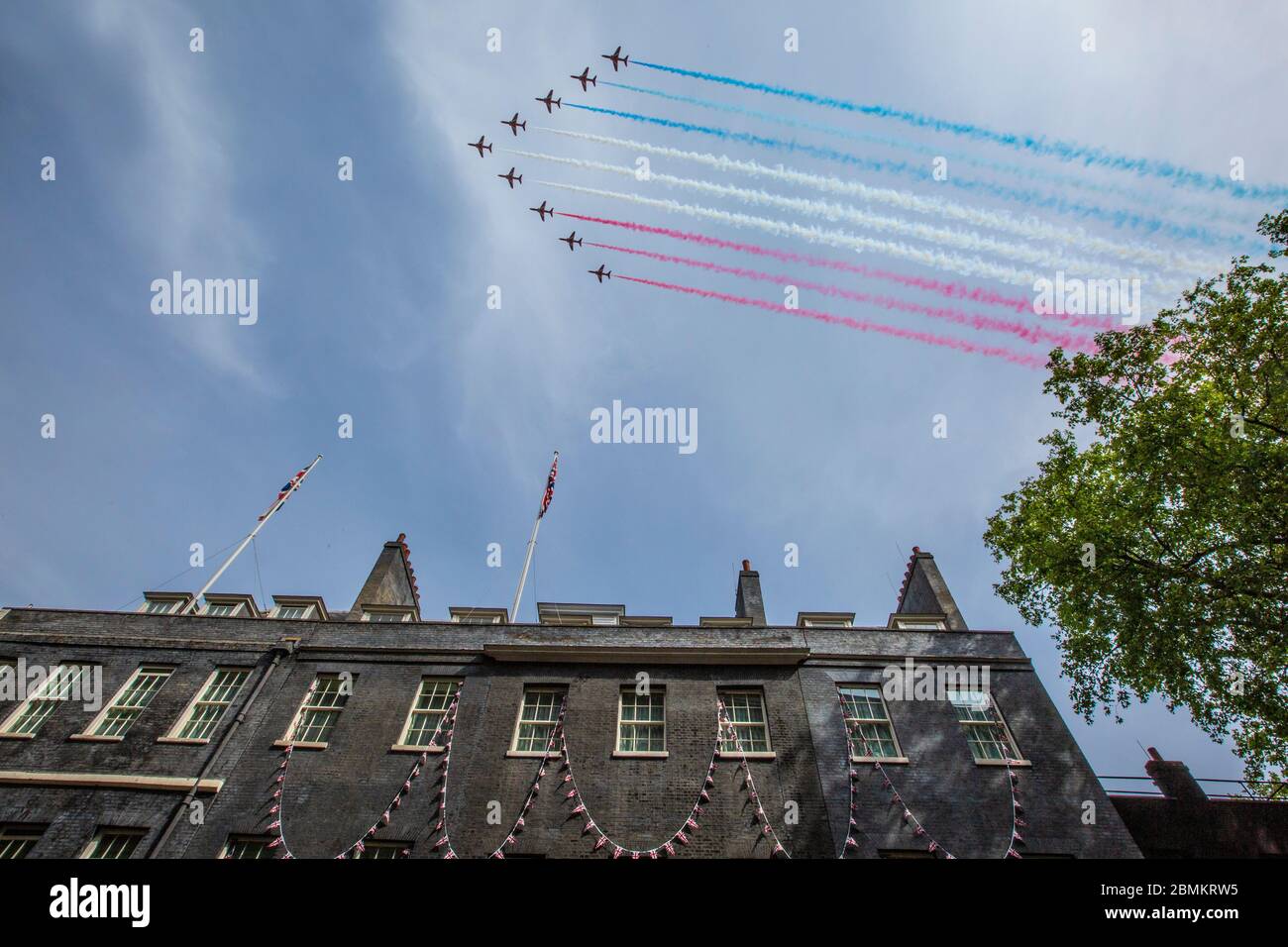 Roter Pfeil flutet über Nr. 10 Downing Street, Heimat des britischen Premierministers für den Sieg in Europa 75. Jahrestag Feiern, London Stockfoto