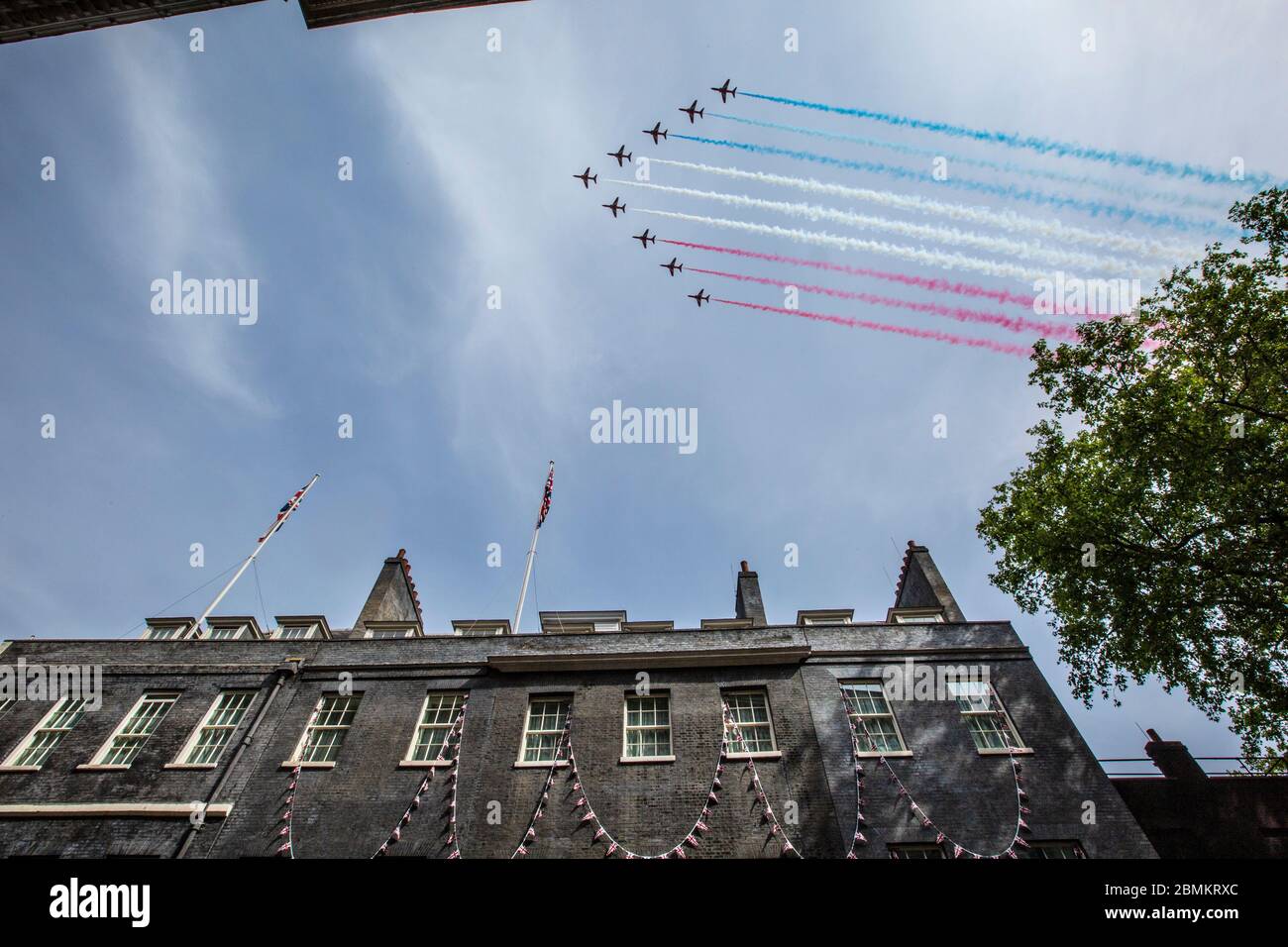 Roter Pfeil flutet über Nr. 10 Downing Street, Heimat des britischen Premierministers für den Sieg in Europa 75. Jahrestag Feiern, London Stockfoto