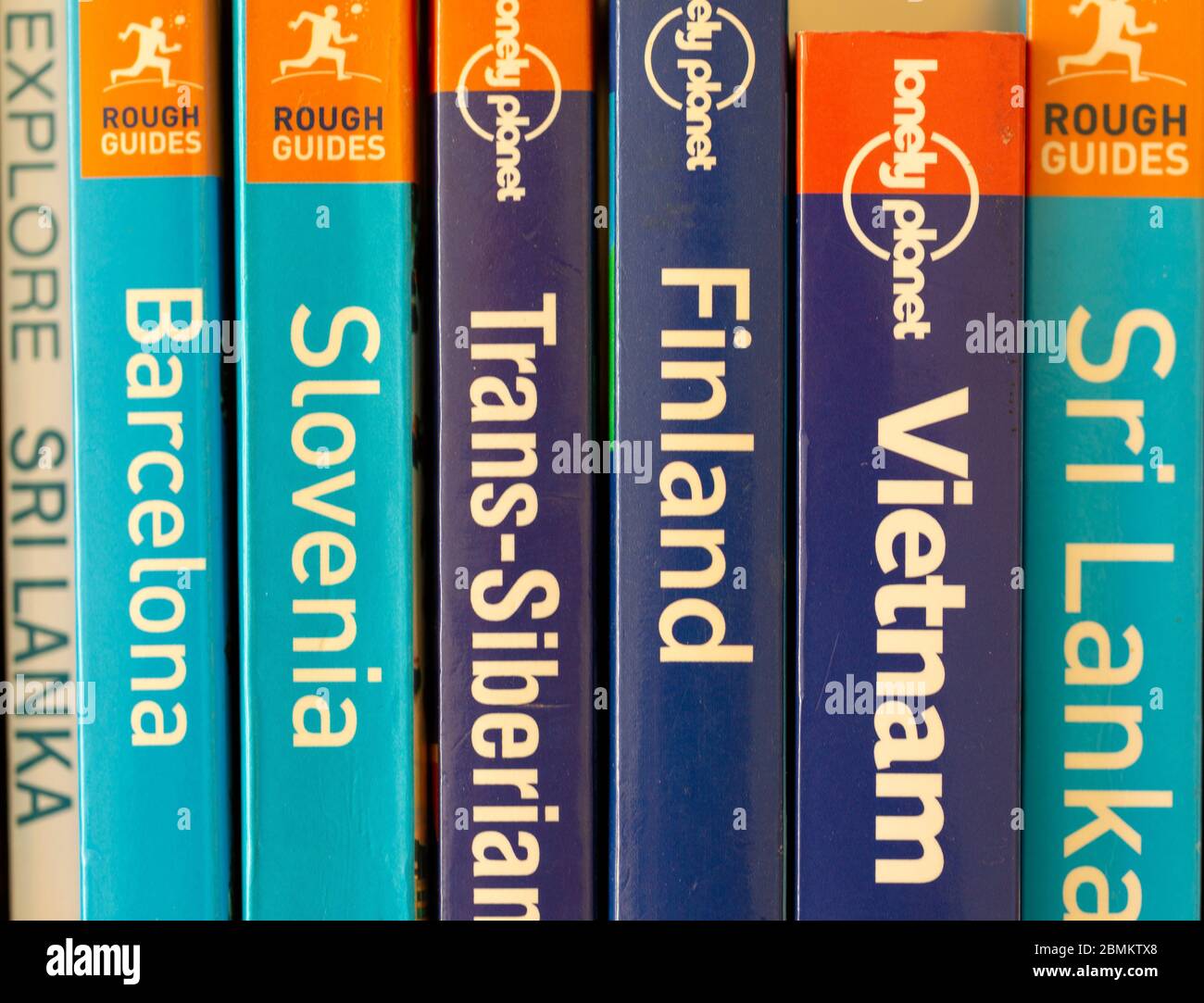Nahaufnahme verschiedener Reiseführer, die von Lonely Planet und Rough Guides veröffentlicht wurden Stockfoto
