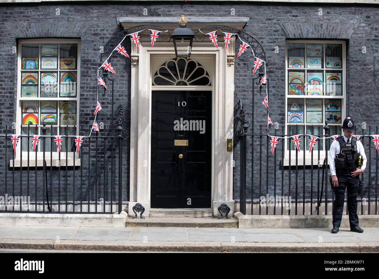 Ich habe Polizisten vor Nr. 10 in der Downing Street getroffen, die die zwei Minuten Stille um 11 Uhr am Tag des 75. Geburtstages in Whitehall, London, Großbritannien, beobachten Stockfoto