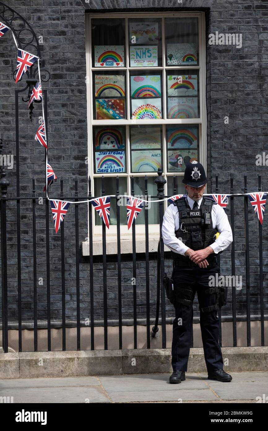 Ich habe Polizisten vor Nr. 10 in der Downing Street getroffen, die die zwei Minuten Stille um 11 Uhr am Tag des 75. Geburtstages in Whitehall, London, Großbritannien, beobachten Stockfoto