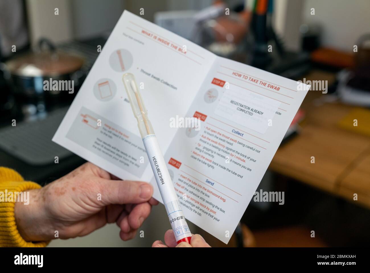 Ein Home Coronavirus Testkit vor der Verwendung. Stockfoto