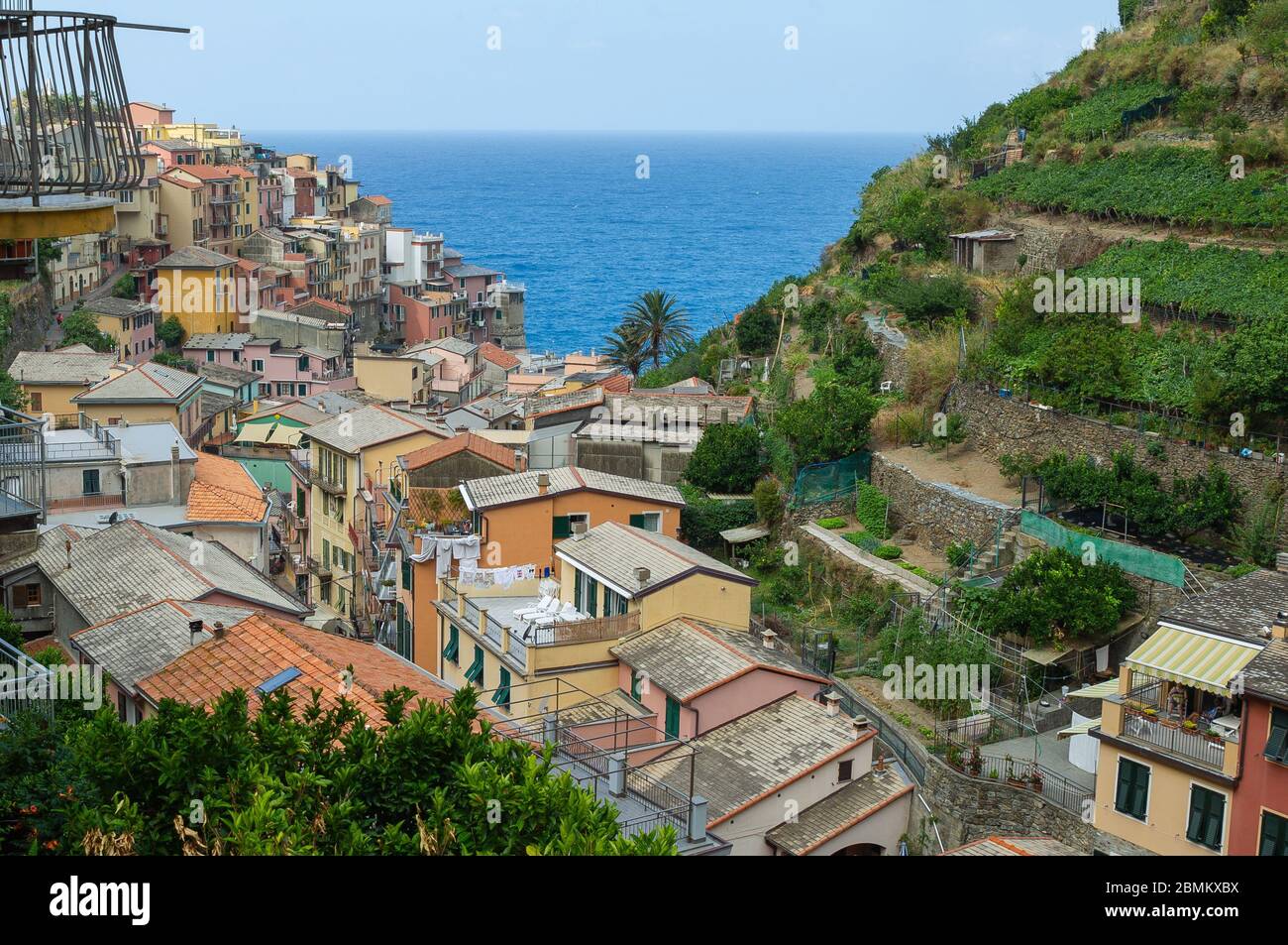 Schöne bunte Stadtbild auf den Bergen über Mittelmeer, Europa, Cinque Terre, traditionelle italienische Architektur Stockfoto