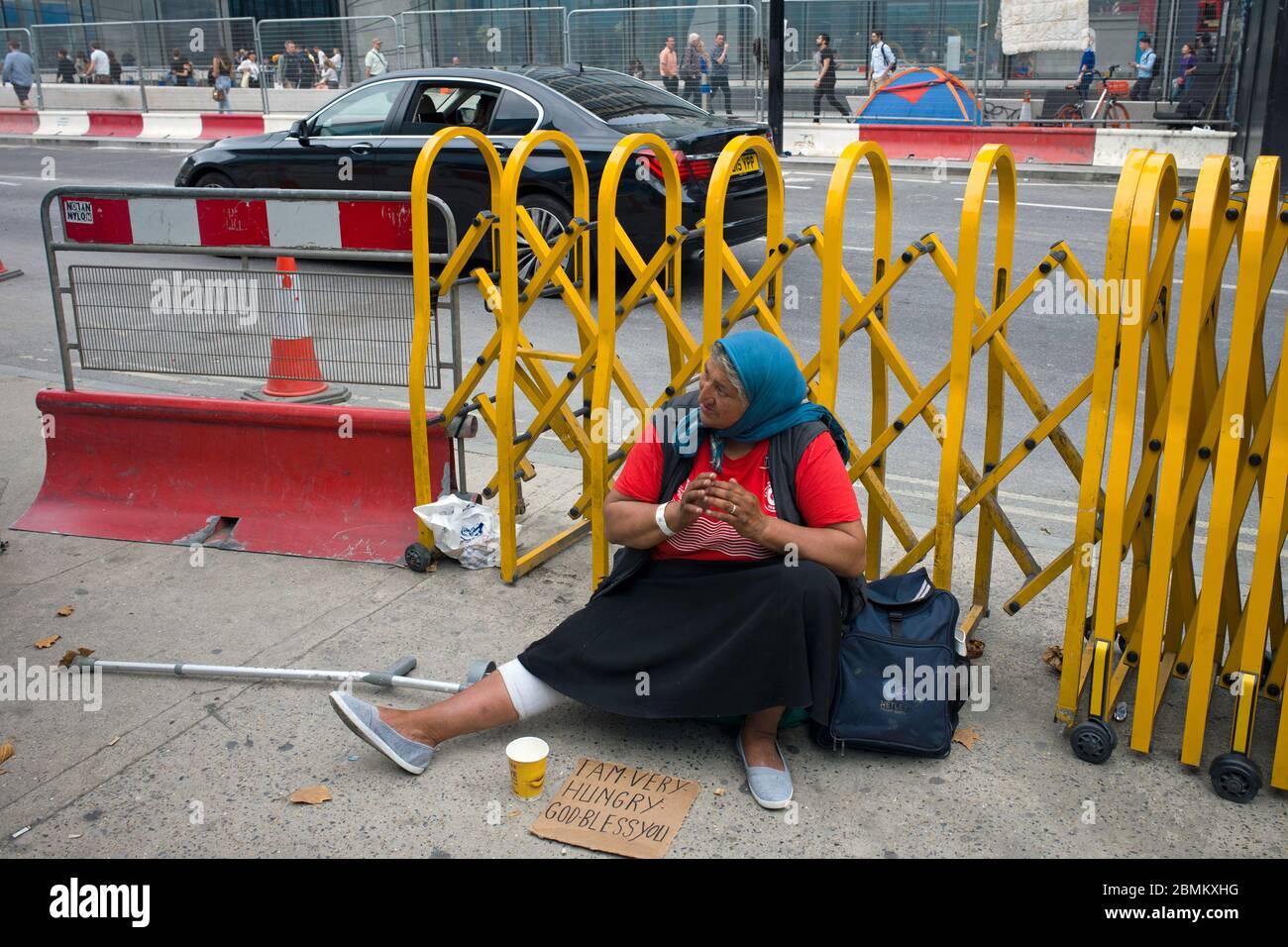 Obdachlose osteuropäische Bettlerin in der Oxford Street Central London. Stockfoto