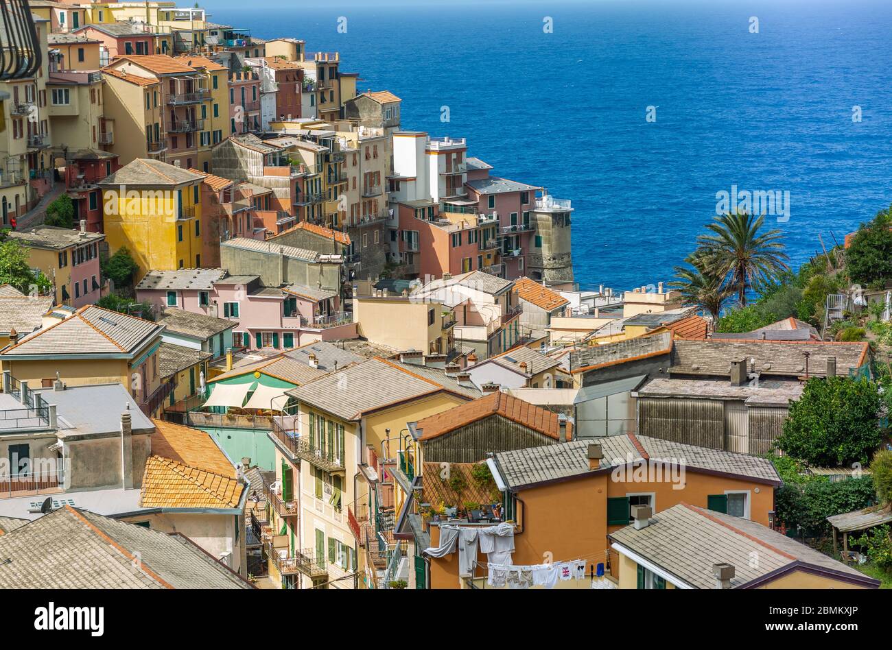 Schöne bunte Stadtbild auf den Bergen über Mittelmeer, Europa, Cinque Terre, traditionelle italienische Architektur Stockfoto