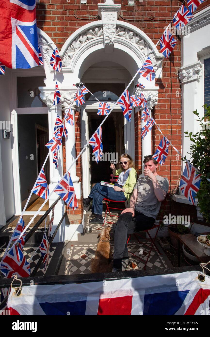 Die Menschen genießen den Sieg in Europa 75. Jahrestag in den Grenzen ihrer Häuser während der Coronavirus-Sperre in Clapham, Southwest London Stockfoto