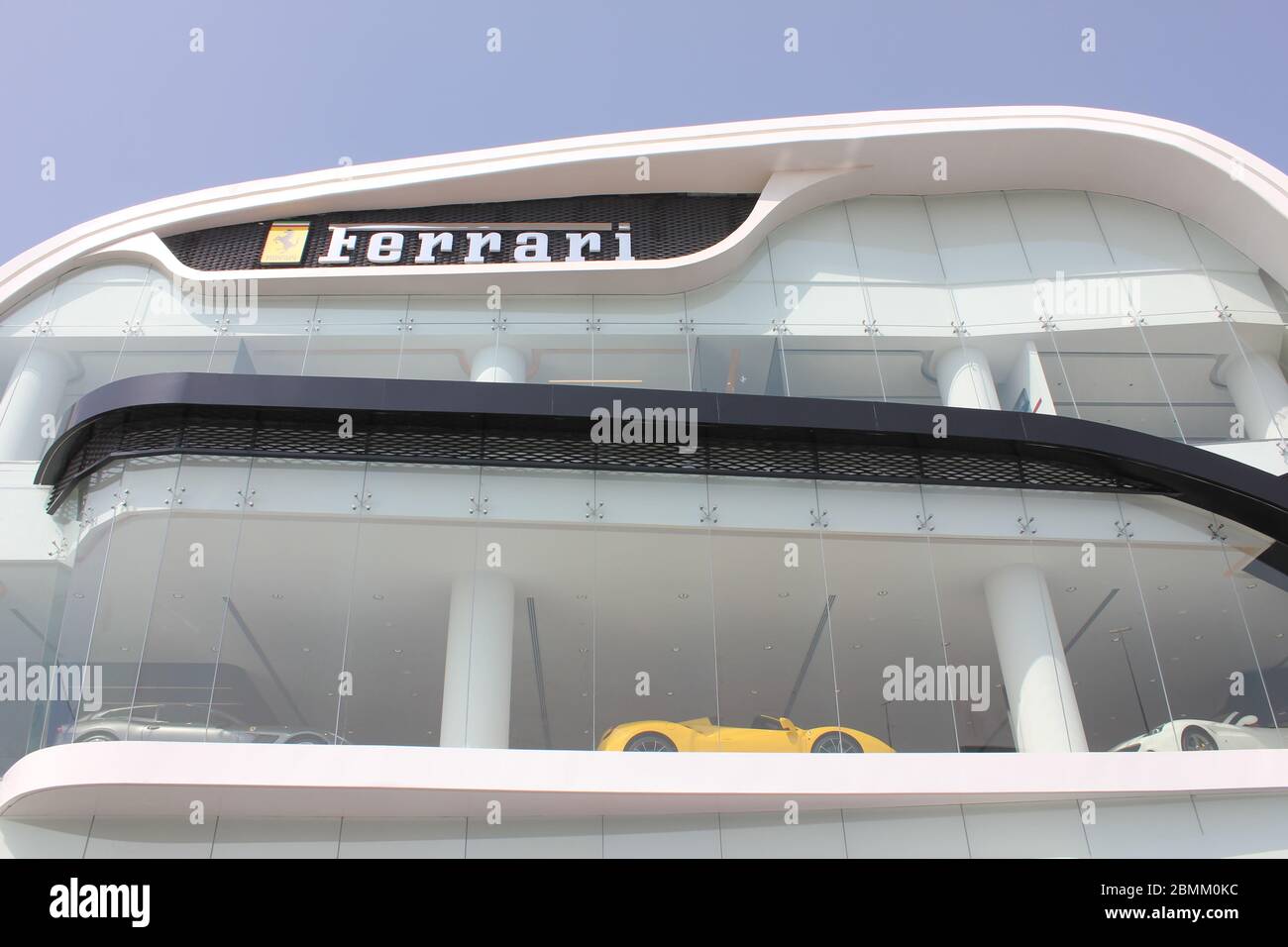 Neuer offizieller Ferrari-Händler-Showroom in Dubai, Vereinigte Arabische Emirate. Die maßgeschneiderte Anlage ist eine der größten Ferrari-Ausstellungsräume der Welt. Stockfoto