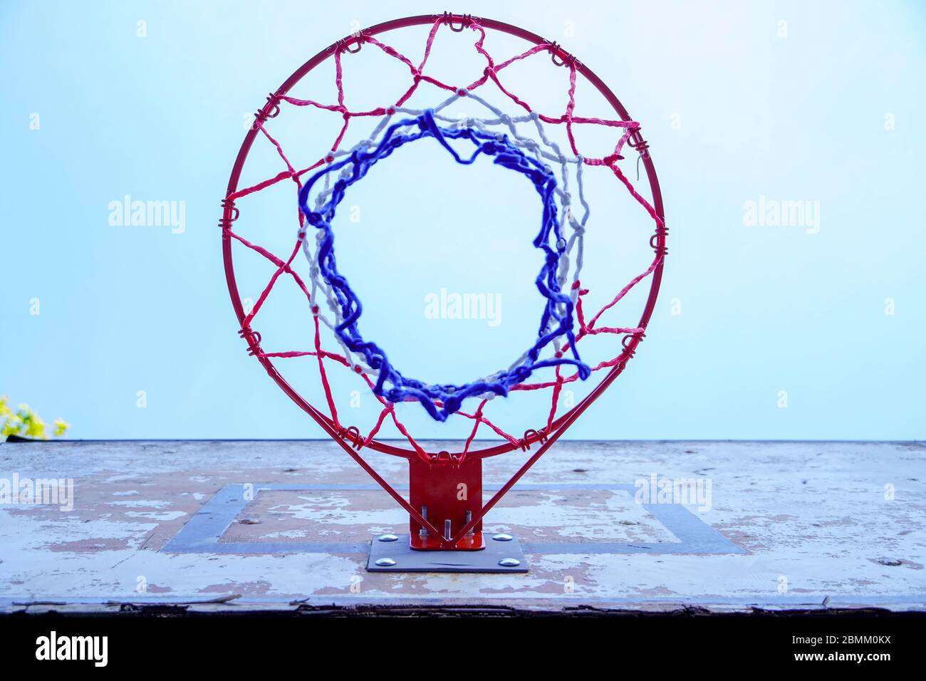 Basketball Backboard mit einem Korb auf einem blauen Himmel, Konzept von Sport, aktiven Lebensstil und Erholung im Freien Stockfoto