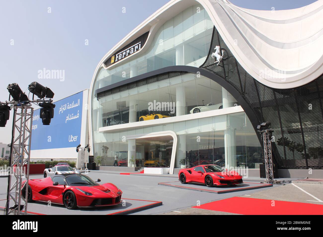 Neuer offizieller Ferrari-Händler-Showroom in Dubai, Vereinigte Arabische Emirate. Die maßgeschneiderte Anlage ist eine der größten Ferrari-Ausstellungsräume der Welt. Stockfoto