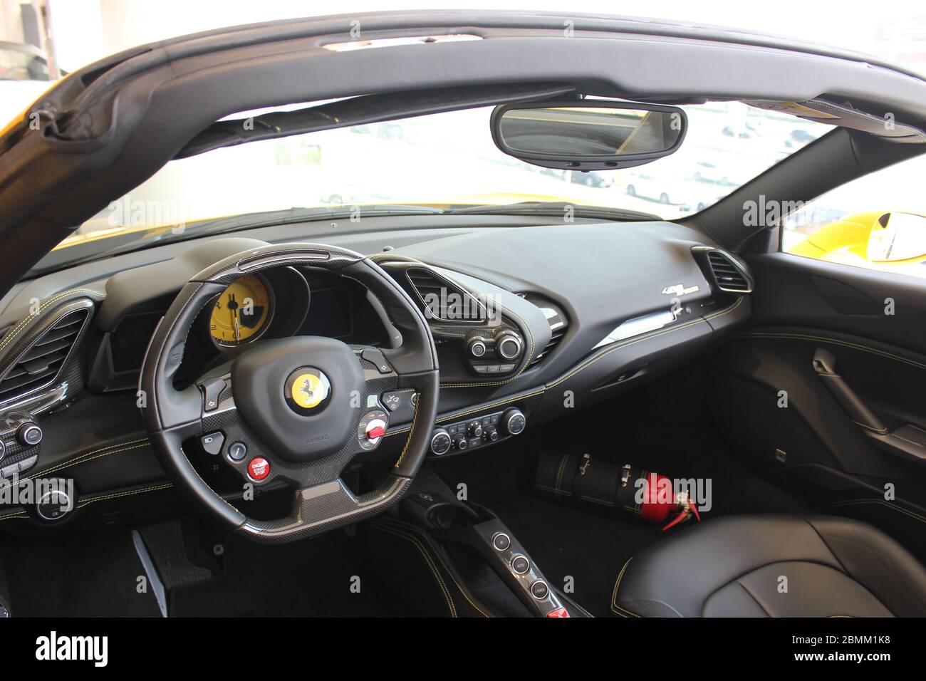 Neuer offizieller Ferrari-Händler-Showroom in Dubai, Vereinigte Arabische Emirate. Die maßgeschneiderte Anlage ist eine der größten Ferrari-Ausstellungsräume der Welt. Stockfoto