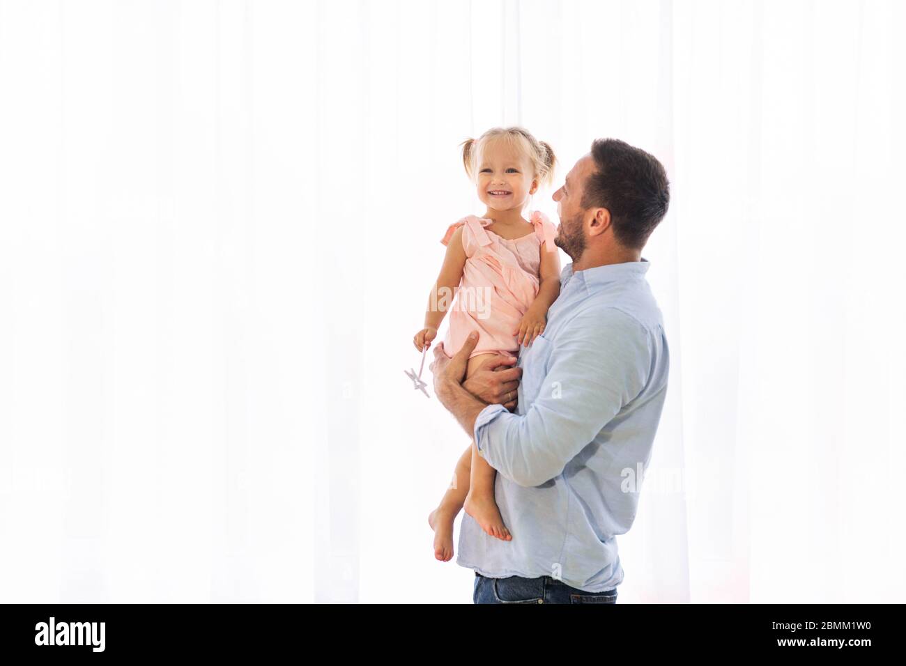 Vater hält seine kleine Tochter an den Händen Stockfoto