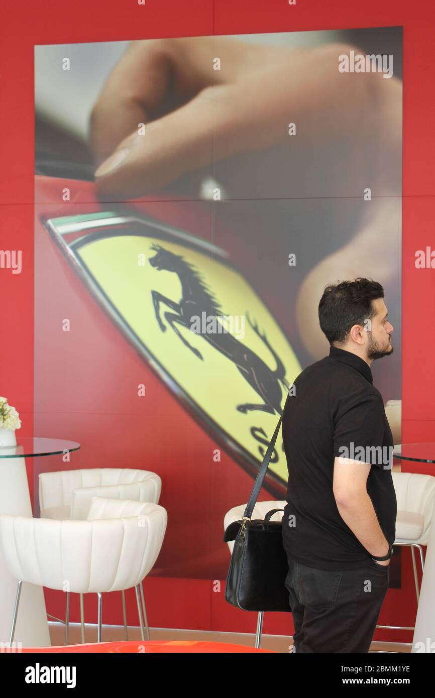 Neuer offizieller Ferrari-Händler-Showroom in Dubai, Vereinigte Arabische Emirate. Die maßgeschneiderte Anlage ist eine der größten Ferrari-Ausstellungsräume der Welt. Stockfoto