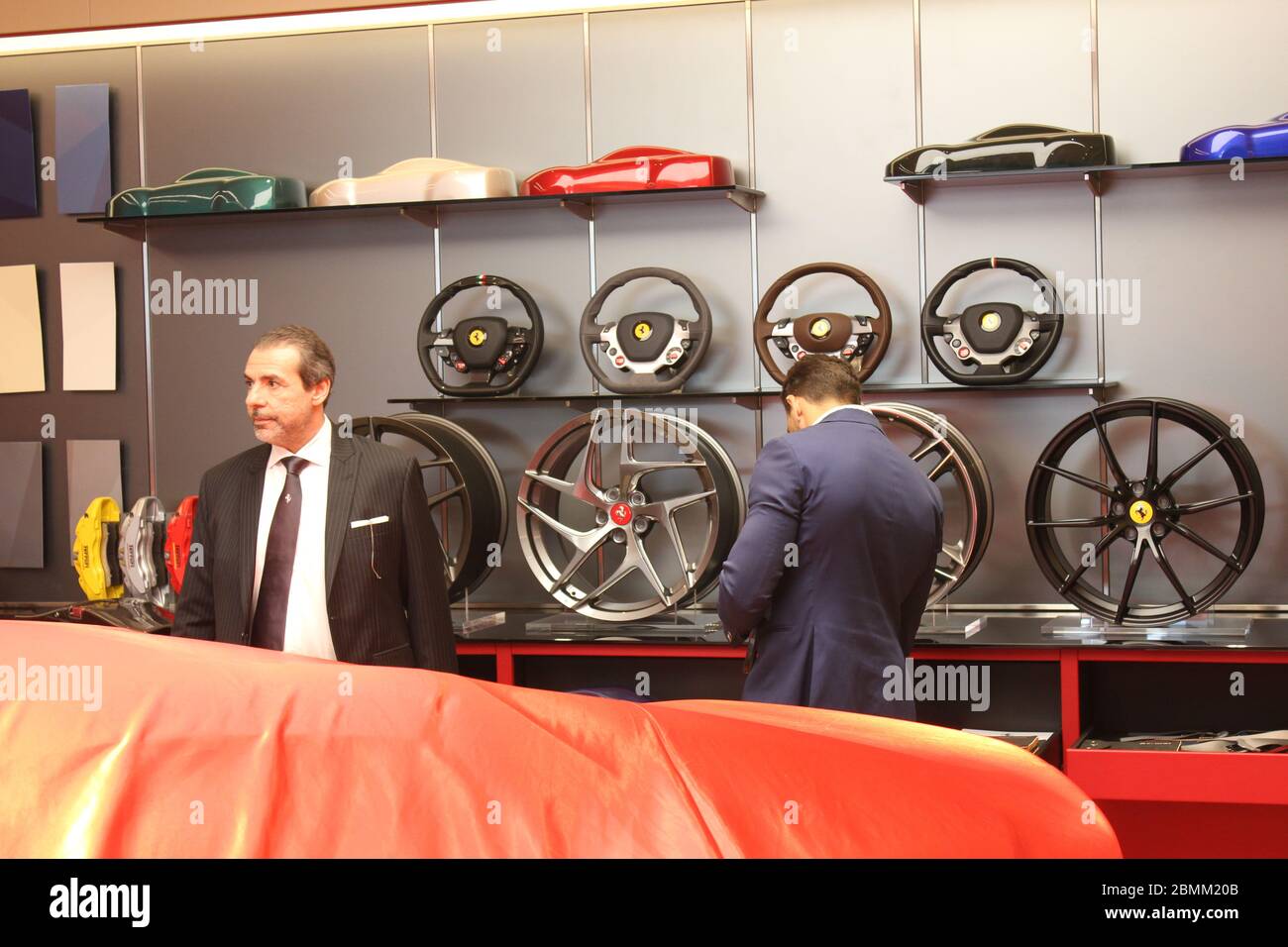 Neuer offizieller Ferrari-Händler-Showroom in Dubai, Vereinigte Arabische Emirate. Die maßgeschneiderte Anlage ist eine der größten Ferrari-Ausstellungsräume der Welt. Stockfoto