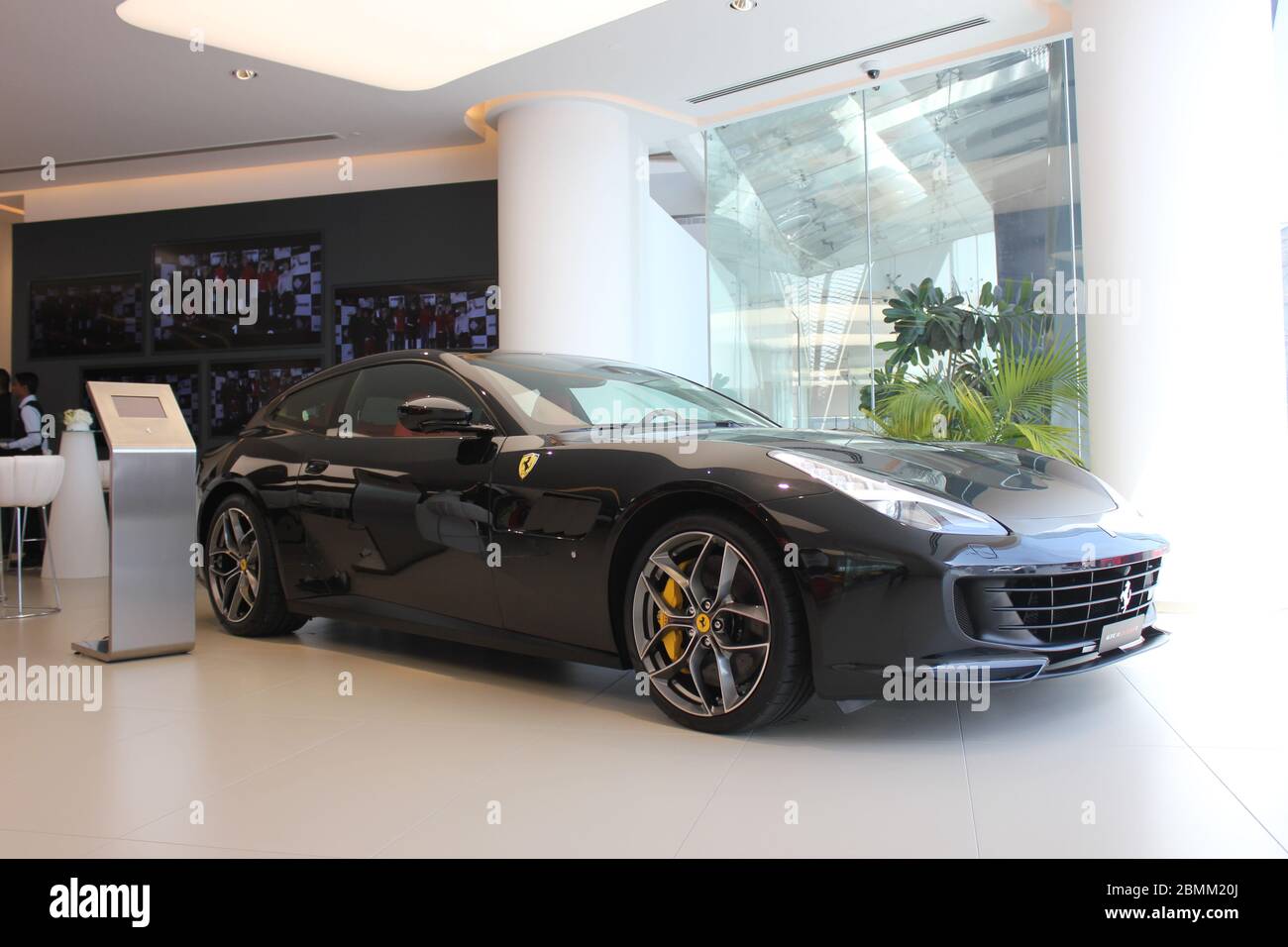 Neuer offizieller Ferrari-Händler-Showroom in Dubai, Vereinigte Arabische Emirate. Die maßgeschneiderte Anlage ist eine der größten Ferrari-Ausstellungsräume der Welt. Stockfoto