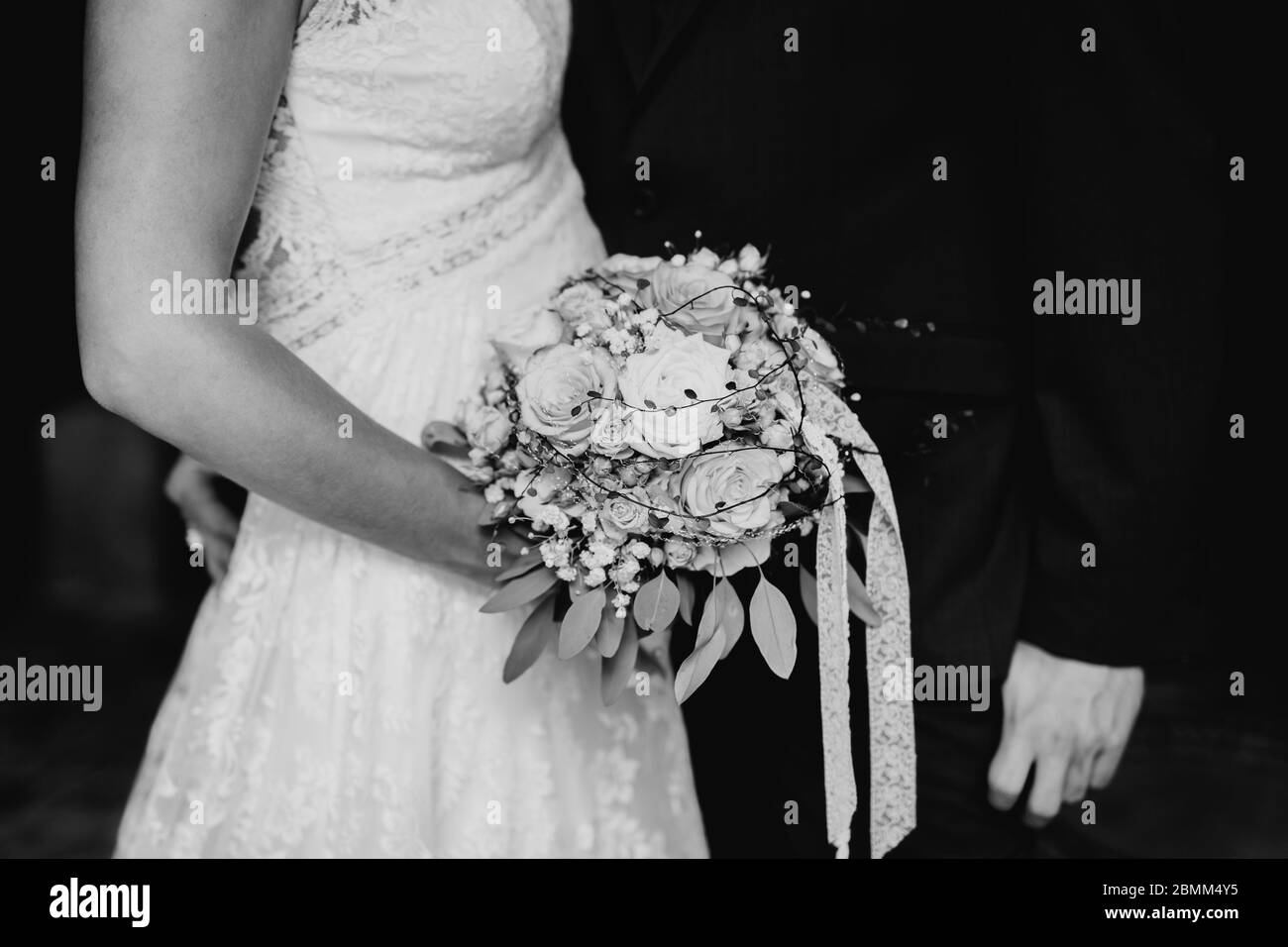 Braut hält Blumenstrauß aus nächster Nähe Stockfoto