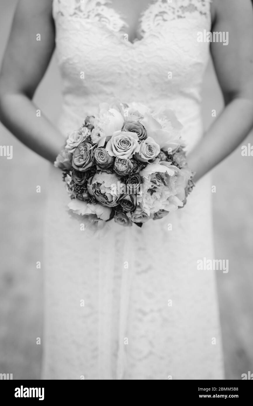 Braut hält Blumenstrauß aus nächster Nähe Stockfoto