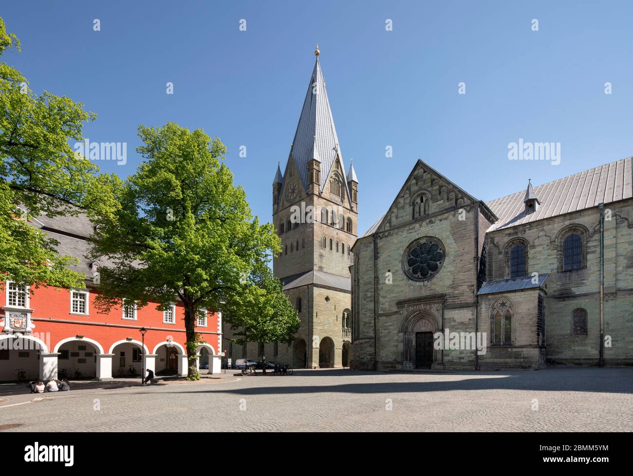 Soest, St.-Patrokli-Dom, rechts St. Petri (Alde Kerke) und links das die Vorhalle des barocken Rathauses Stockfoto