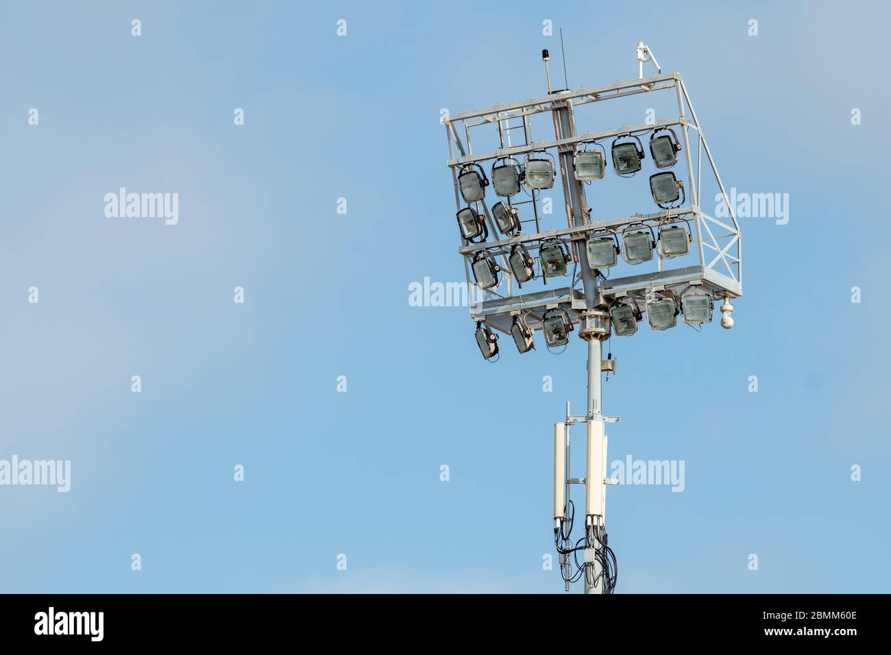 Flutlichter (in einem Sportstadion) gegen Himmel mit Kopierraum Stockfoto