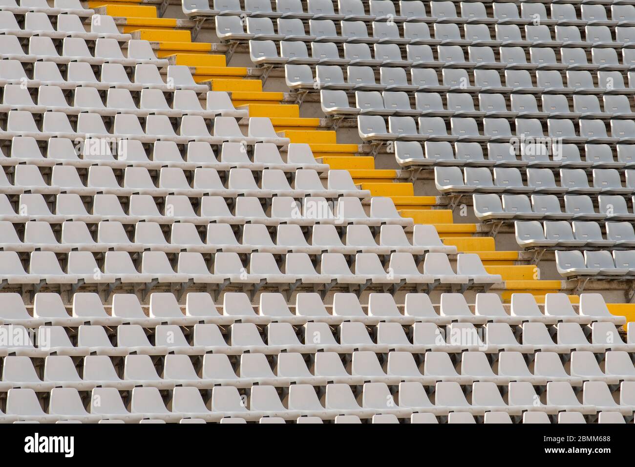 Leere graue Plastiksitze im Sportstadion Stockfoto