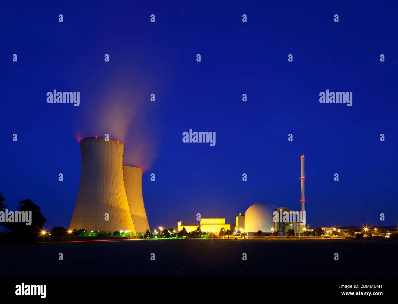 Ein Kernkraftwerk mit Nacht blauer Himmel. Stockfoto