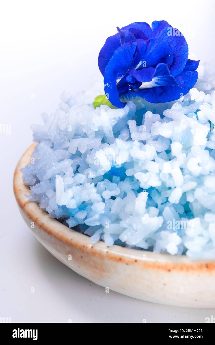 Blaue Farbe gekochter Reis nach Farbe der Schmetterlingserbsenblüte Stockfoto